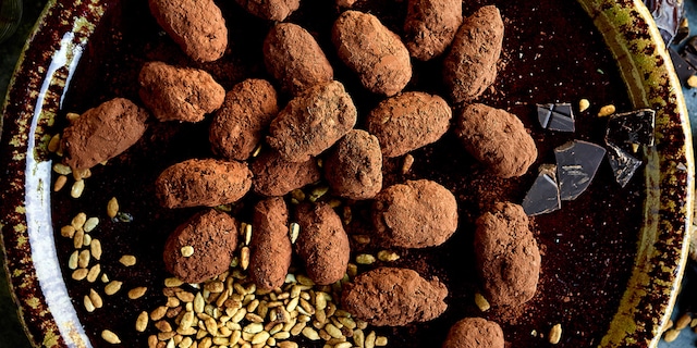 Bonbons van gedroogde vijgen, dadels, noten en chocolade