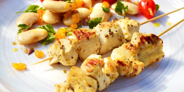 Spiesjes van gemarineerde kip met witte bonensalade