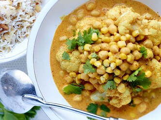 Curry van bloemkool en kikkererwten, gekruide rijst met amandelen