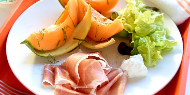Jambon de Parme accompagné de melon et de ricotta