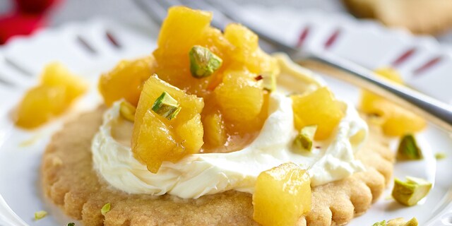 Zandkoekjes met gebakken ananas, mascarpone en pistachenoten