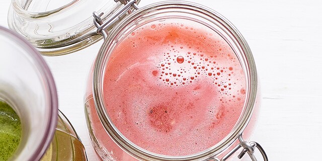 Appel-perensap met aardbeien