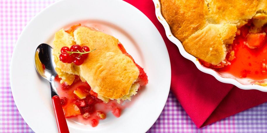 Cobbler aux nectarines et aux groseilles