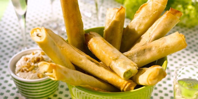 Duo van asperges in knapperig jasje, sausje met noten