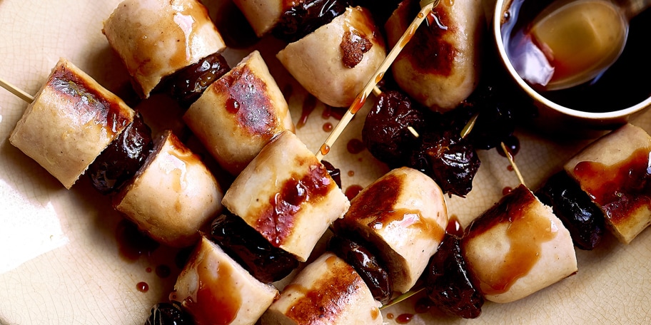 Spiesjes van witte pens en gedroogde pruimen