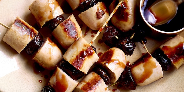 Spiesjes van witte pens en gedroogde pruimen