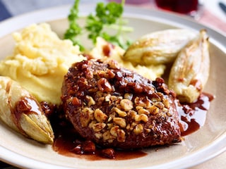 Steaks de biche panés aux noix