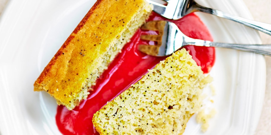 Gâteau léger au tofu soyeux, coulis de prunes et huile de noisettes