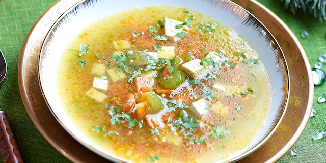 Bouillon parfumé à la citronnelle et aux dés de tofu