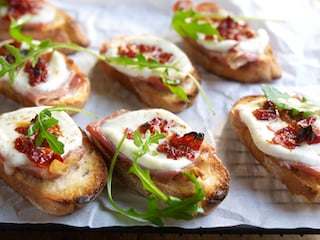 Crostini met prosciutto, mozzarella en gedroogde tomaten