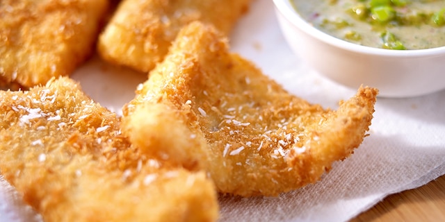 Met kokosnoot gepaneerd vis en pittige vinaigrette