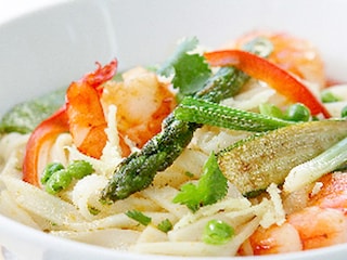 Noedels met rode curry, tijgergarnalen en primeurgroenten