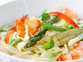 Nouilles au curry rouge, crevettes tigrées et légumes primeurs