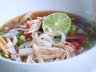 Pho (soupe de nouilles de riz) au poulet