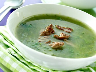 Groene soep met fijne schijfjes rundvlees