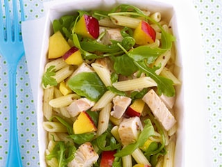 Zoutarme salade van pasta met gebraden kip en nectarines