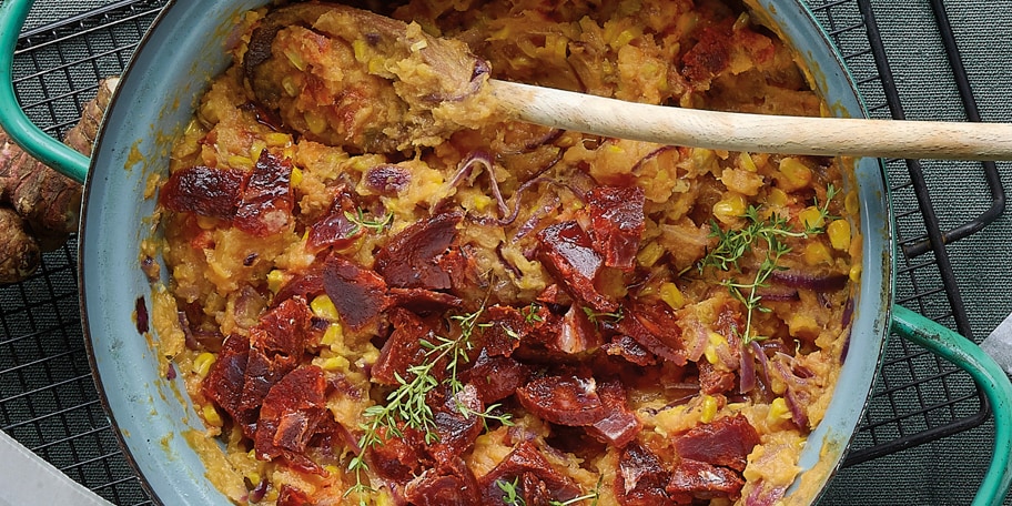 Stoemp de patates douces au maïs, oignons rouges et chorizo