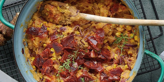 Stoemp de patates douces au maïs, oignons rouges et chorizo