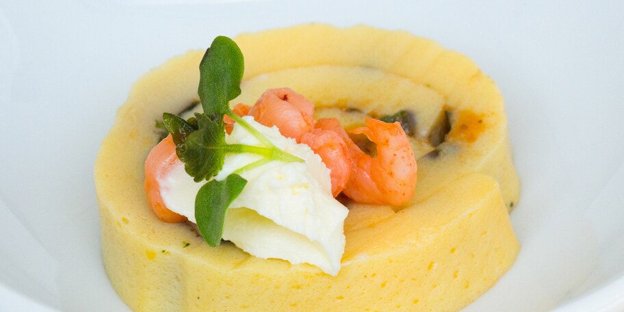 Omelette à l'estragon et sa tapenade de tomates séchées, crevettes grises et crème épaisse