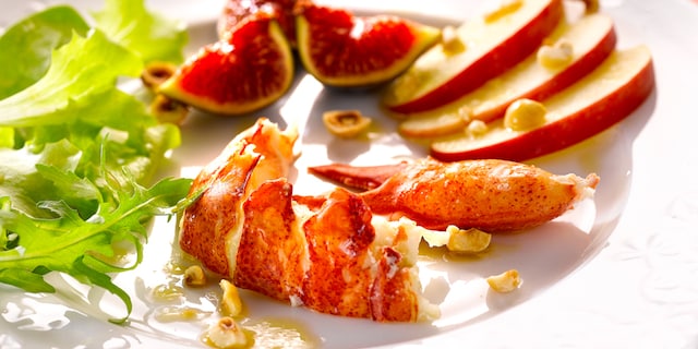 Salade de homard aux figues, pommes et noisettes grillées