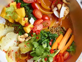 Curry de légumes à l’indienne et crème aux fines herbes