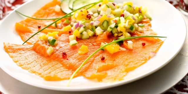 Zoutarme carpaccio van zalm en salsa met groene appel