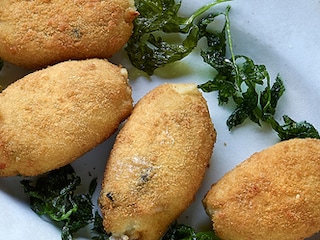 Croquettes de moules et feuilles de céleri frites