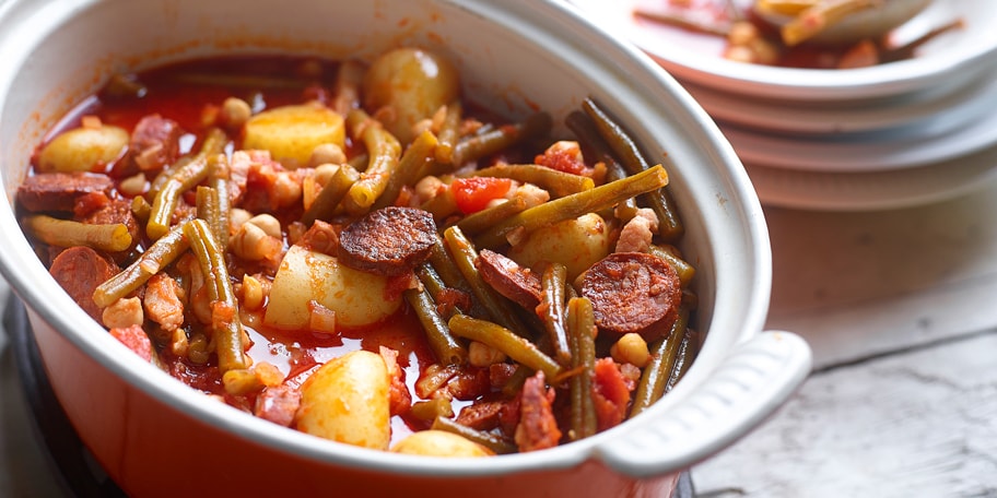 Stoofpotje van kikkererwten en sperziebonen met chorizo