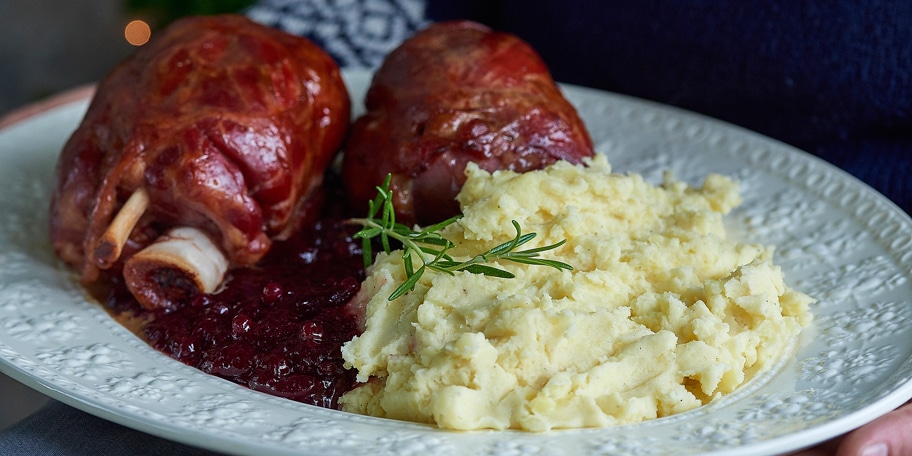 Hammetje met veenbessen, puree en cognacsaus