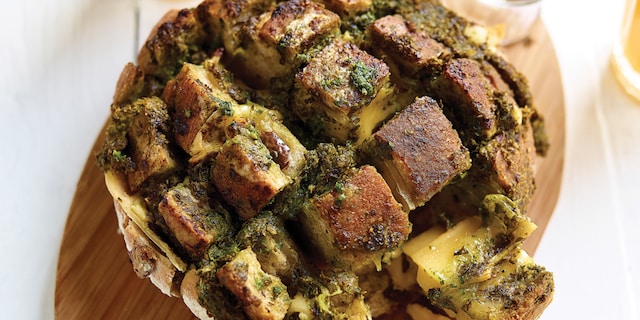 Pain aux olives au fromage et au pesto