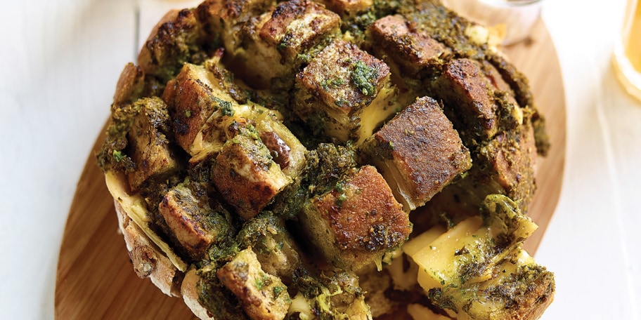 Pain aux olives au fromage et au pesto