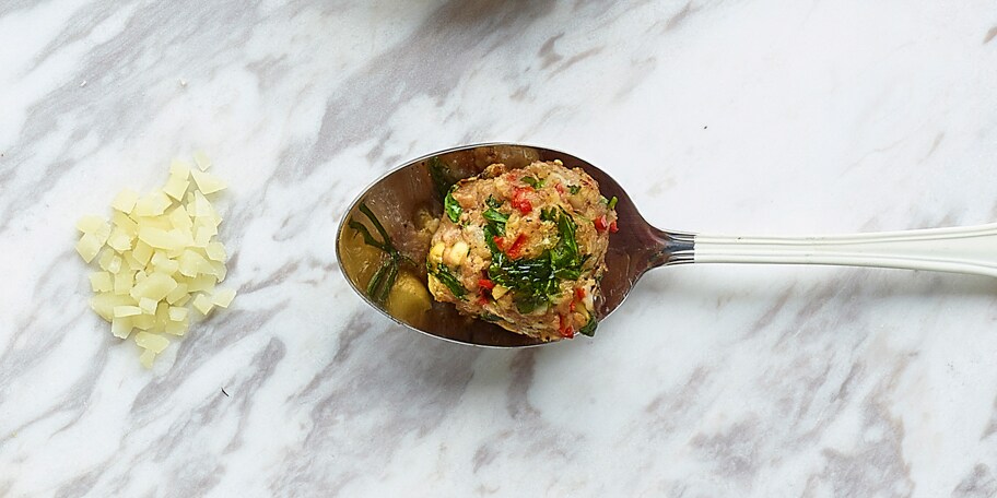 Varkensgehaktballetjes met cashewnoten, rode peper en pecorino