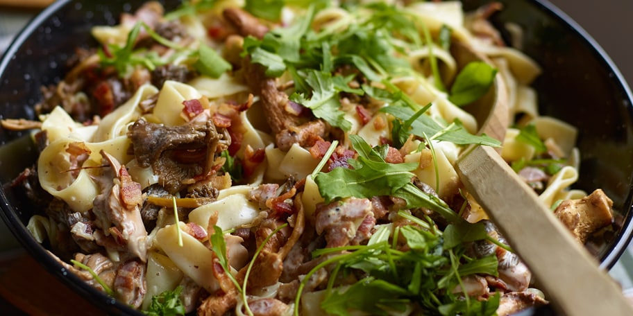 Fettucine met bospaddenstoelen en pancetta