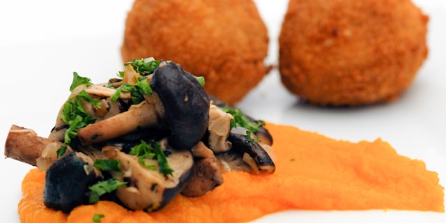 Witlof-notenkroketjes met bier en paddenstoelenragout