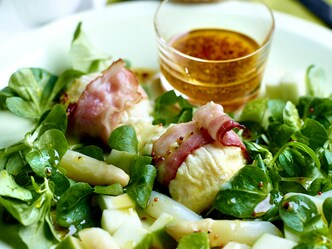 Salade de pommes, asperges et chèvres chauds avec du lard
