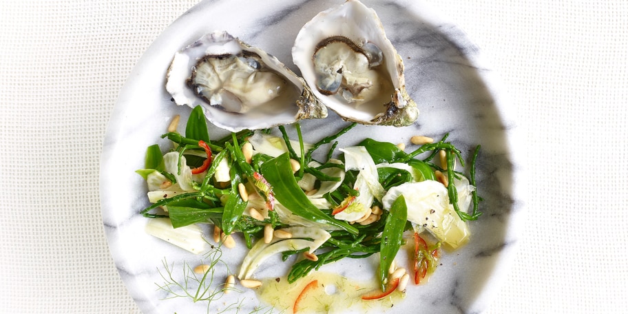 Huîtres et salade de salicornes, fenouil et épinards de mer