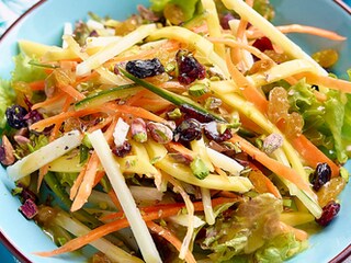 Slaatje van pecorino, mango, groenten en honingvinaigrette