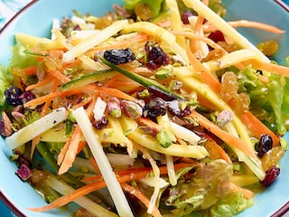 Salade de pecorino, mangue, légumes et vinaigrette au miel