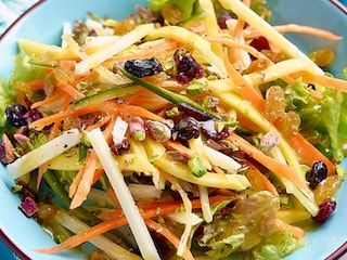 Slaatje van pecorino, mango, groenten en honingvinaigrette