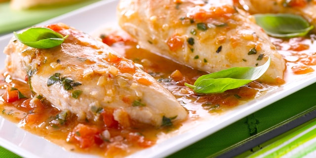 Kipfilets met look en verse tomaten