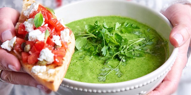 Soupe d’herbes avec une bruschetta tomate et fromage de chèvre