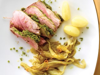 Mini rôti d’agneau en croûte d’herbes et chicons fondants au miel