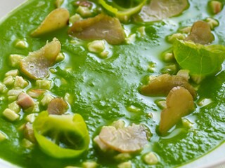 Soupe aux choux de Bruxelles, châtaignes et jambon de marcassin