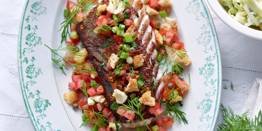 Cabillaud rôti à la purée de poireaux, aux tomates et à l’aneth