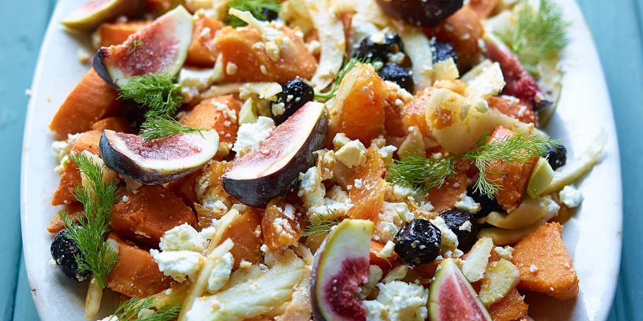 Salade van zoete aardappel, venkel, vijgen, zwarte olijven, feta, sinaasappel en dille