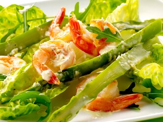 Parmezaanse salade met scampi en asperges