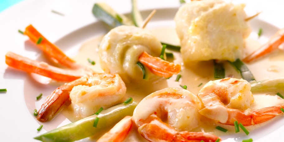 Scampi’s en pangasiusrolletjes met pastis en knapperige groenten