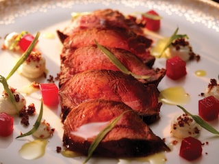 Tagliata de renne et poires au vin, crumble au lard et fromage de chèvre