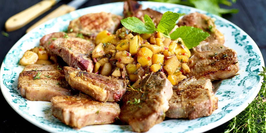 Côtes d’agneau avec salsa de poire, kiwi, nectarine et mangue