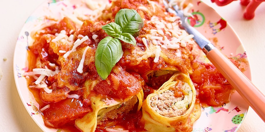 Roulade van pasta, gehakt, gegrilde courgette en tomatensaus